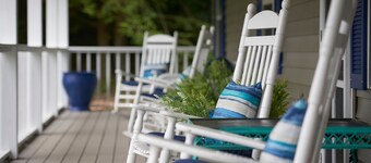 SPRING LODGE - A Beautiful & Private retreat 5 minutes from Blue Ridge Parkway