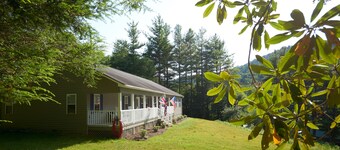 SPRING LODGE - A Beautiful & Private retreat 5 minutes from Blue Ridge Parkway