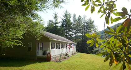 SPRING LODGE - A Beautiful & Private retreat 5 minutes from Blue Ridge Parkway