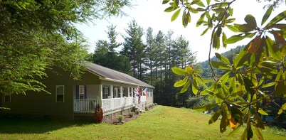 SPRING LODGE - A Beautiful & Private retreat 5 minutes from Blue Ridge Parkway