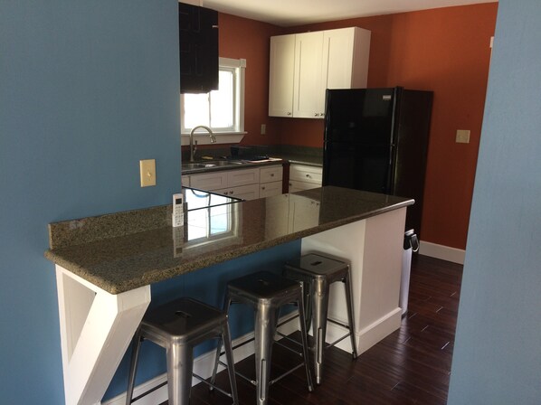 Fridge, oven, stovetop, coffee/tea maker