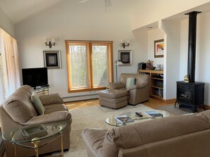 Een smart-tv, een dvd-speler, boeken en een muziekbibliotheek