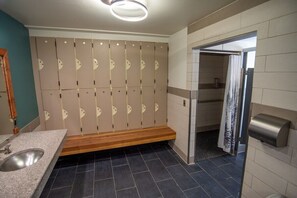 Ensemble baignoire-douche, séchoir à cheveux, serviettes fournies, savon