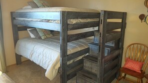 3 bedrooms, iron/ironing board, free WiFi, bed sheets - The Mogul Hut - Sleeps 7 - King + Queen + Bunks & Twin - Indoor Pool & Hot Tubs (Frisco)