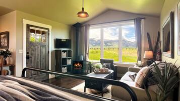 Iron/ironing board, free WiFi, bed sheets