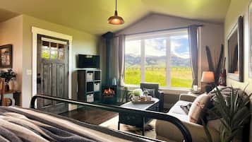 Iron/ironing board, free WiFi, bed sheets