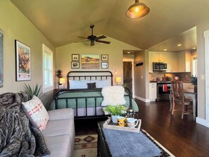 Smart TV, caminetto, impianto stereo