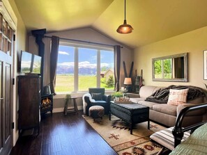 Smart TV, fireplace, stereo