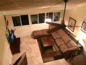 Smart-TV, DVD-spiller, bøker og kontorer