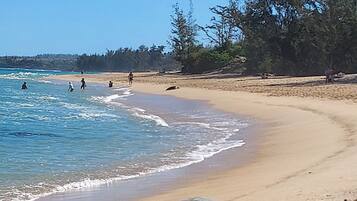 Playa en los alrededores y toallas de playa