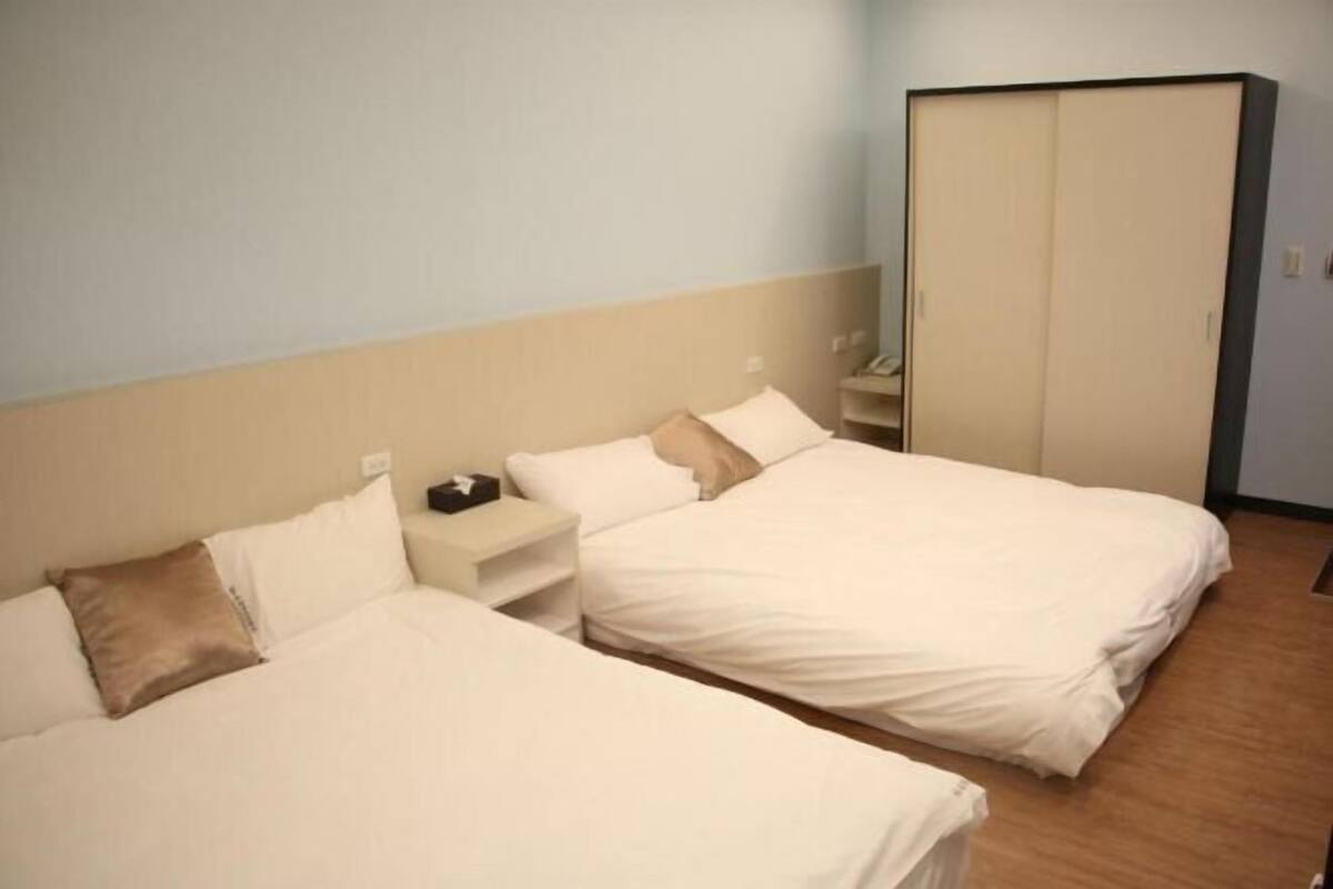 Cortinas blackout, insonorización, wifi gratis y ropa de cama