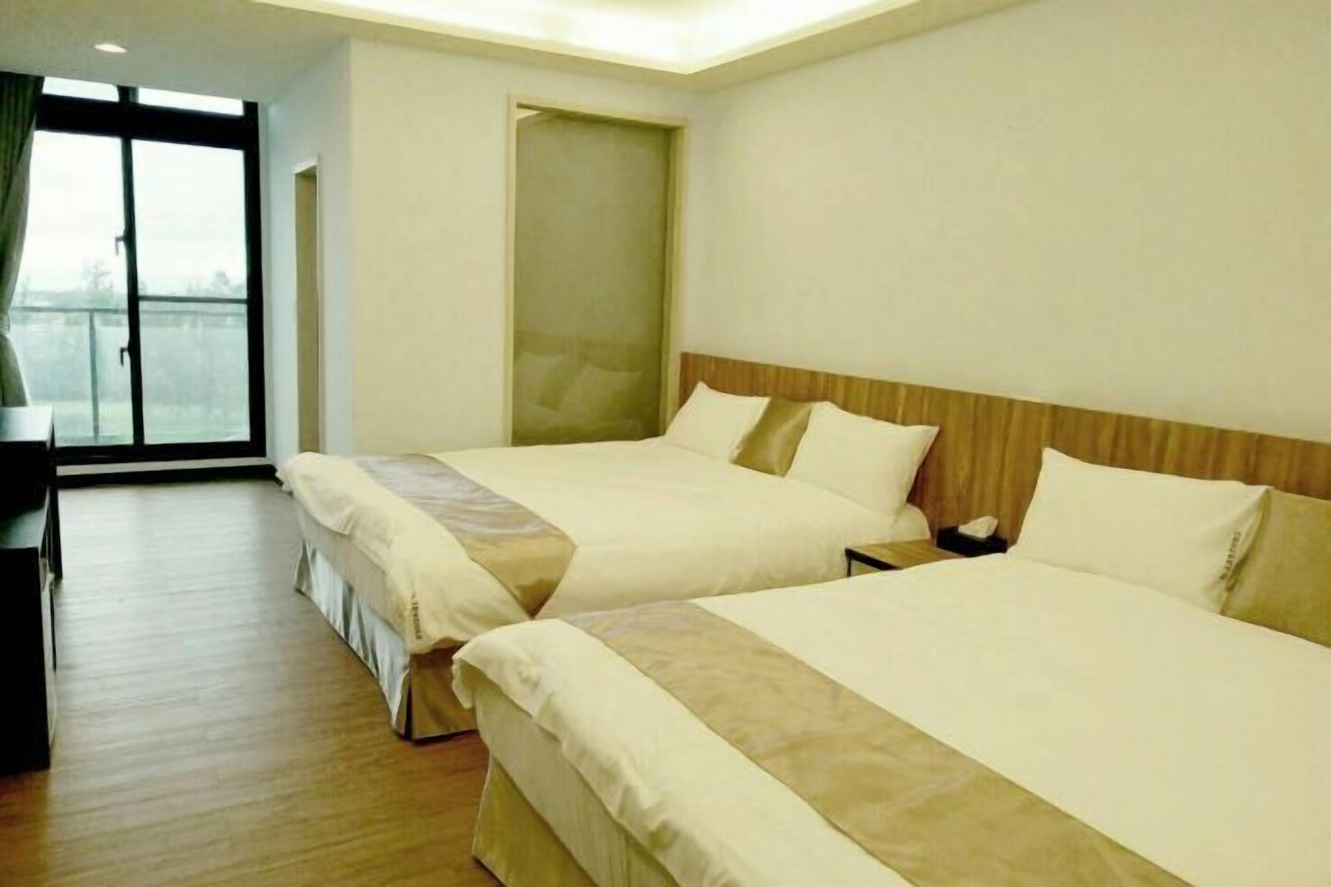 Tirai kedap cahaya, kedap suara, Wi-Fi gratis, dan seprai linen