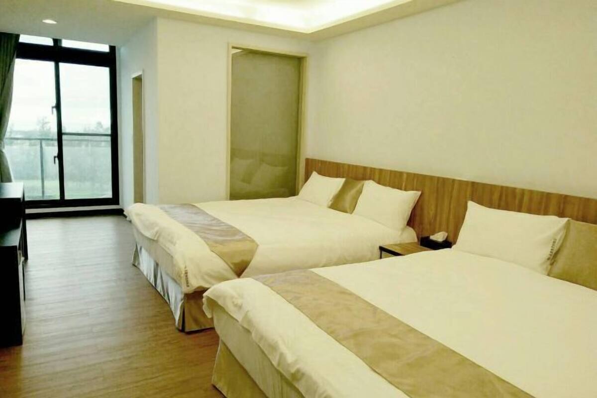 Cortinas blackout, insonorización, wifi gratis y ropa de cama