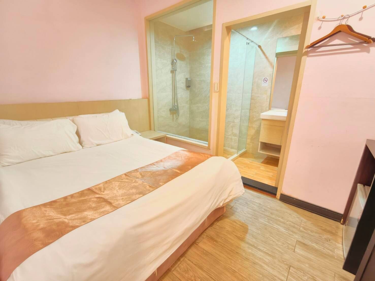 Standard-Doppelzimmer (No window and no balcony) | Badezimmer | Dusche, Regendusche, Haartrockner, Hausschuhe