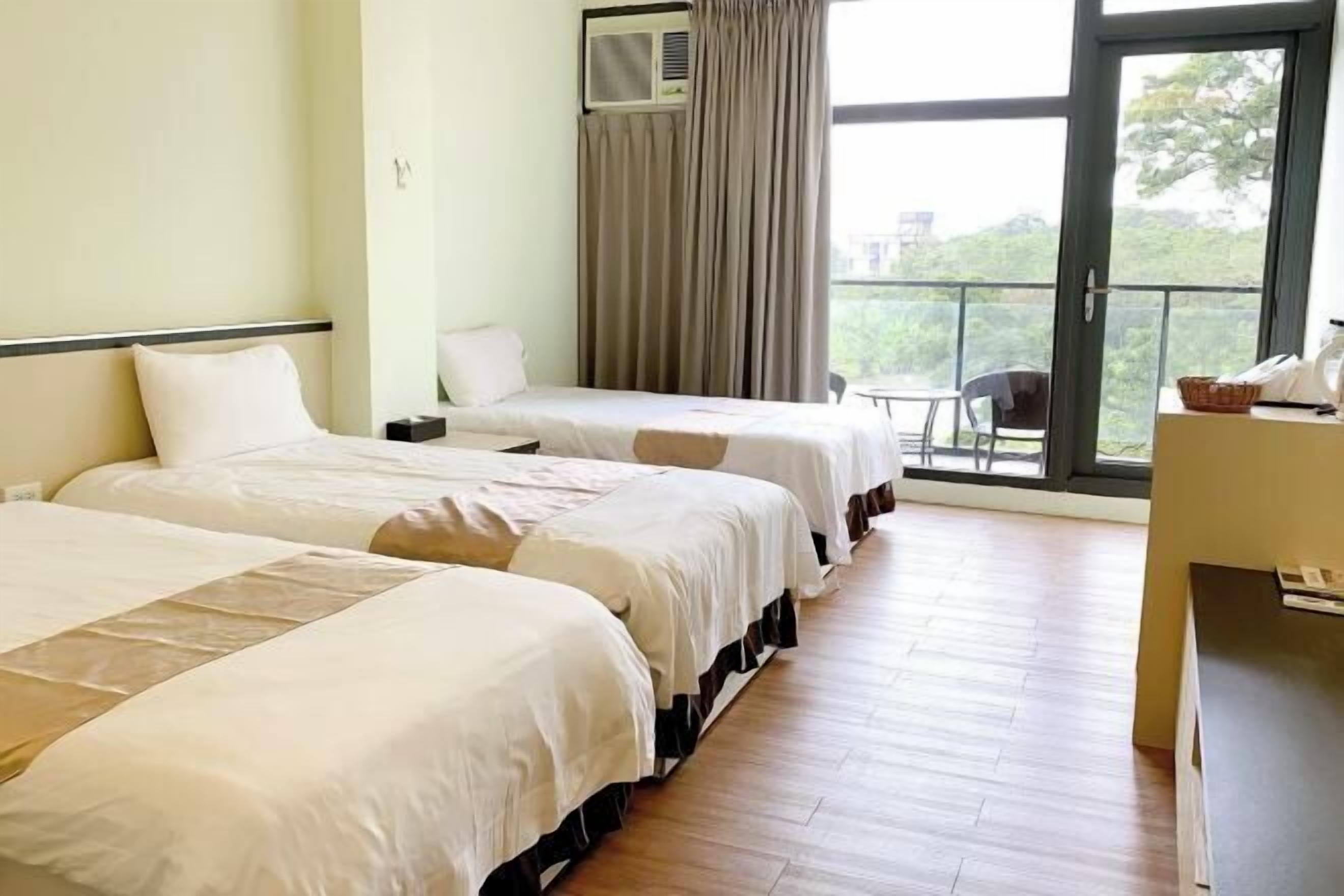 Tirai kedap cahaya, kedap suara, Wi-Fi gratis, dan seprai linen