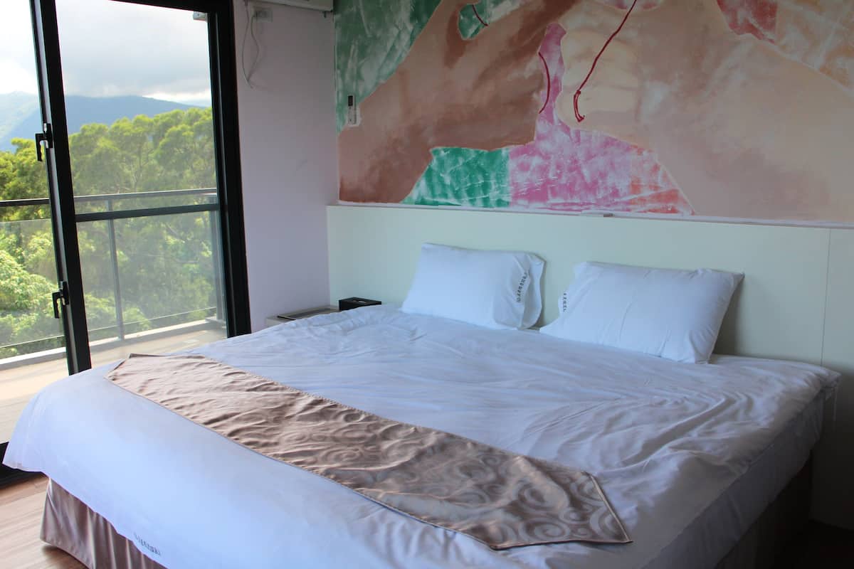 Blackout curtains, soundproofing, free WiFi, bed sheets