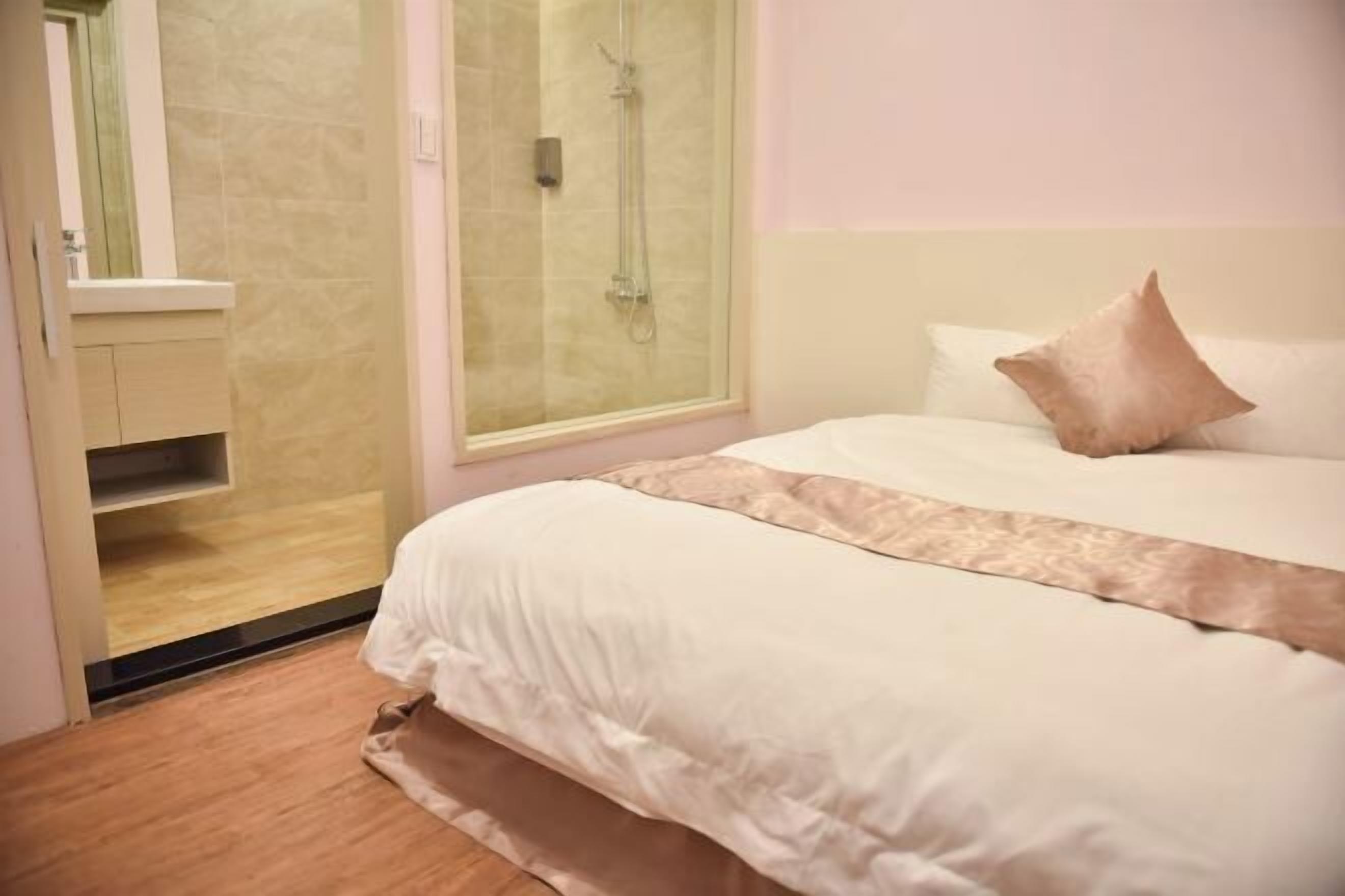 Tirai kedap cahaya, kedap suara, Wi-Fi gratis, dan seprai linen