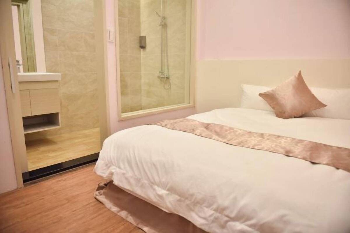 Cortinas blackout, insonorización, wifi gratis y ropa de cama