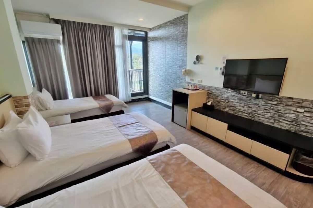 Blackout drapes, soundproofing, free WiFi, bed sheets