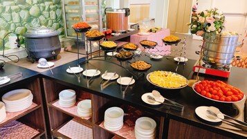 Free daily buffet breakfast