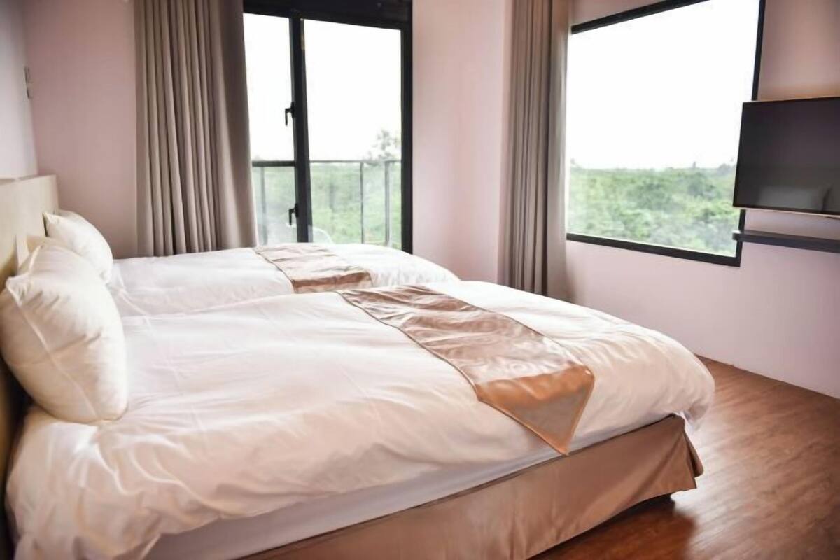 Cortinas blackout, insonorización, wifi gratis y ropa de cama
