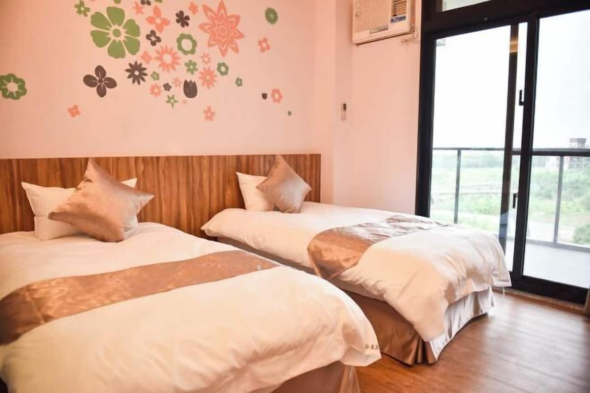 Cortinas blackout, insonorización, wifi gratis y ropa de cama