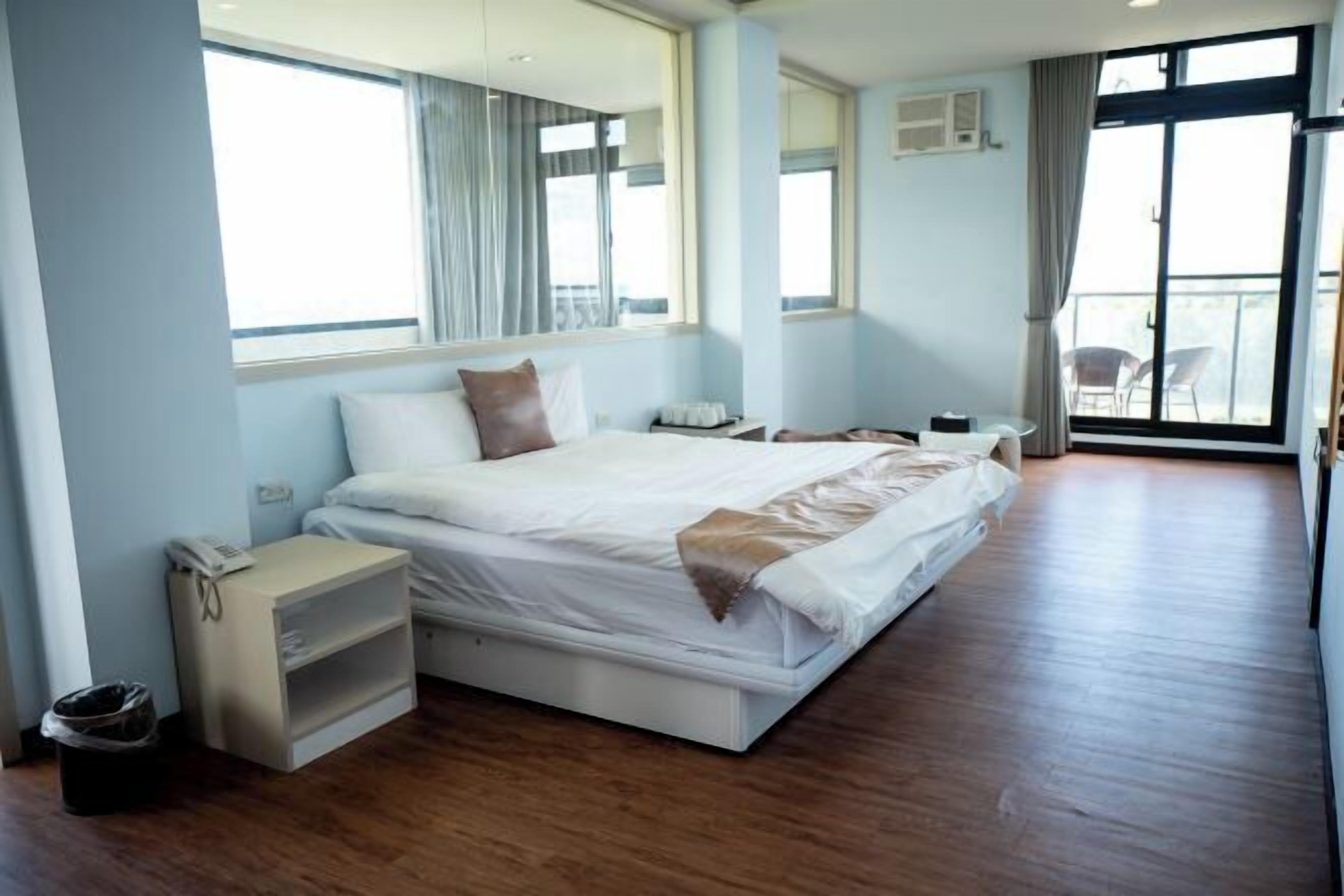 Blackout drapes, soundproofing, free WiFi, bed sheets