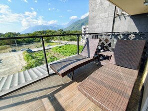 Habitación de lujo con 2 camas individuales, balcón | Terraza o patio