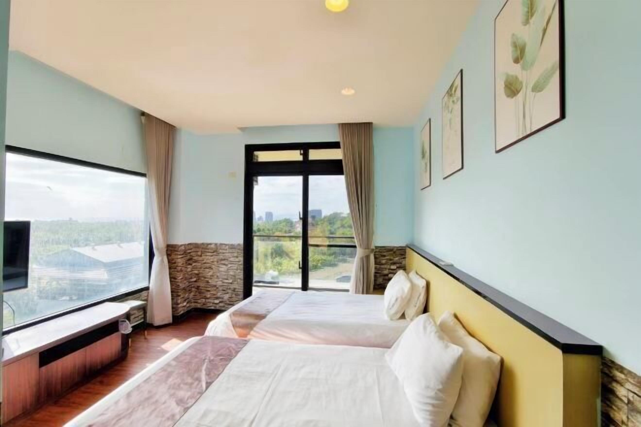 Blackout drapes, soundproofing, free WiFi, bed sheets