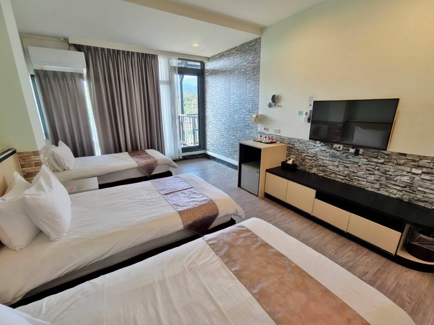 Superior-Dreibettzimmer, Balkon | Verdunkelungsvorhänge, schallisolierte Zimmer, kostenloses WLAN