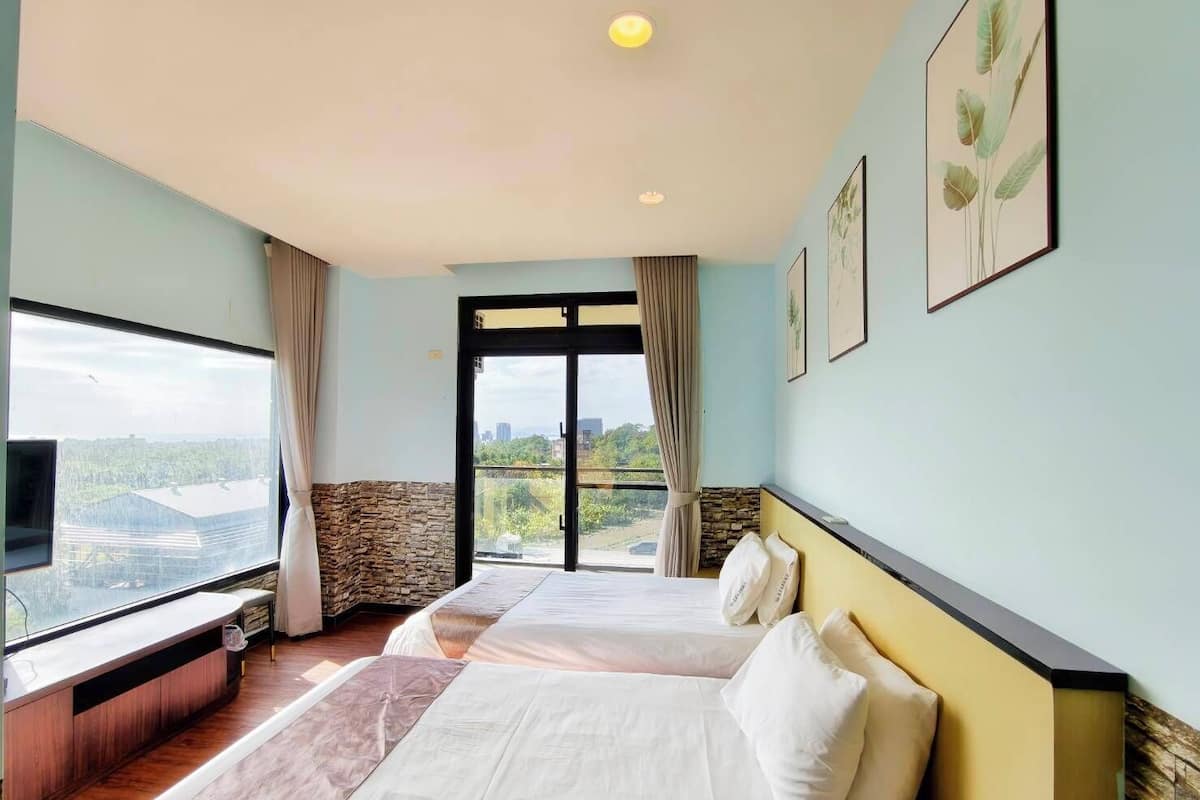 Luxury Twin Room, Balcony | Blackout drapes, soundproofing, free WiFi, bed sheets