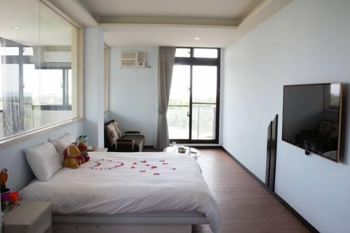 Cortinas blackout, insonorización, wifi gratis y ropa de cama