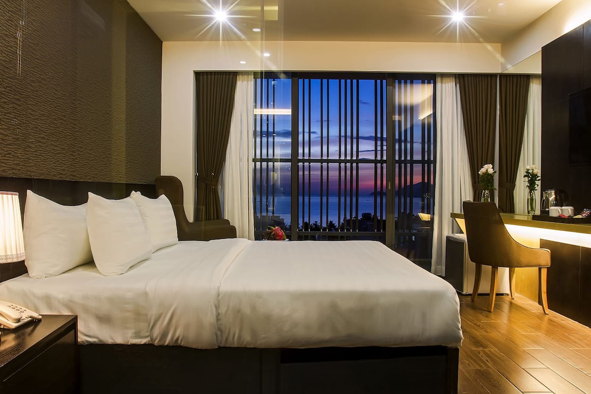 Senior Room, Balcony, Ocean View | Bar mini, peti besi dalam bilik, meja, langsir/tirai gelap terus