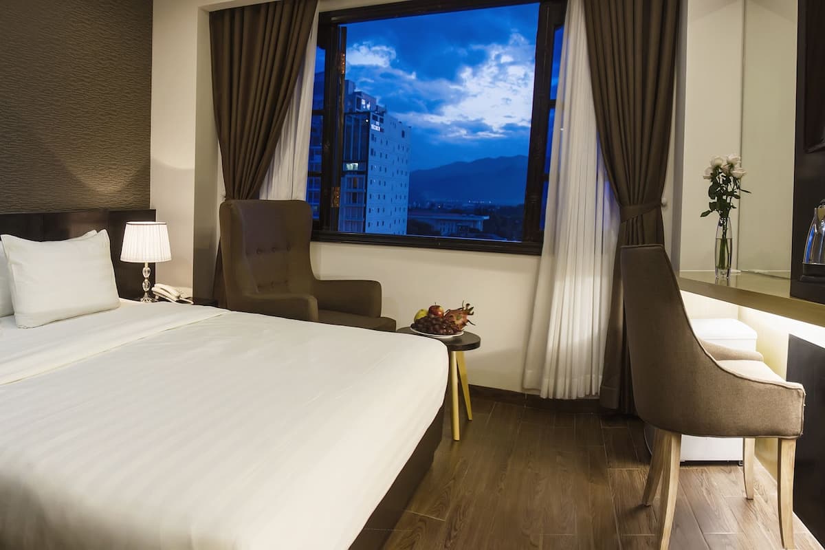 Superior Room (Without Balcony) | Bar mini, peti besi dalam bilik, meja, langsir/tirai gelap terus