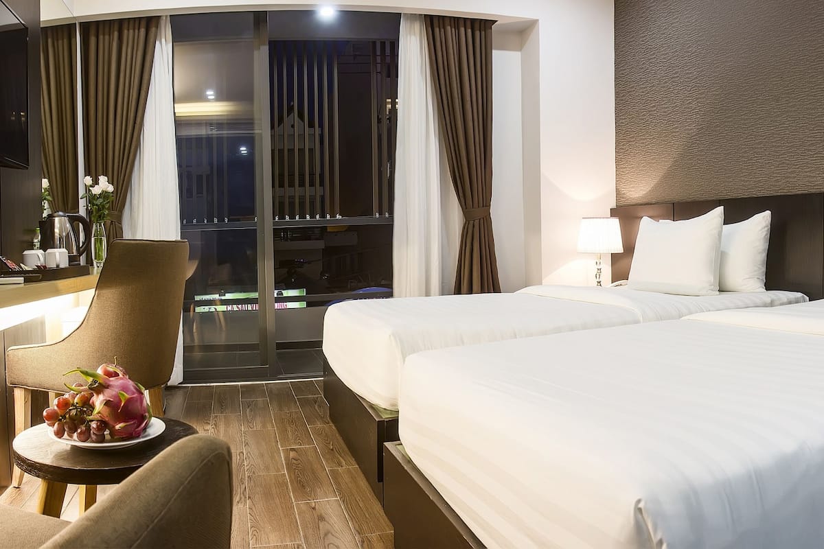 Senior Room, Balcony, City View | Bar mini, peti besi dalam bilik, meja, langsir/tirai gelap terus