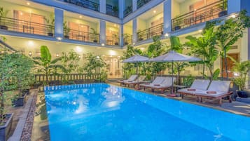 Hồ bơi ngoài trời, dù/ô trên bãi biển/hồ bơi, ghế dài tắm nắng