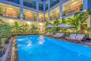 Outdoor pool, pool umbrellas, pool loungers - Golden Citadel Hotel (Siem Reap)