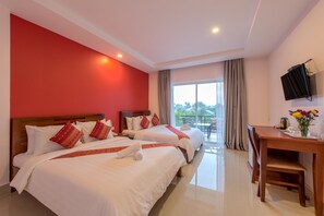 Habitación familiar | Ropa de cama de alta calidad, minibar, caja fuerte y escritorio