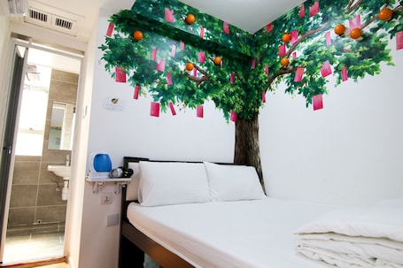 Double Room | Bathroom | Shower, free toiletries, hair dryer, slippers
