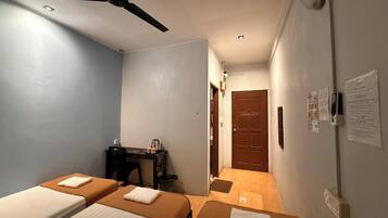 Standard Triple Room, 3 Katil Bujang (Single) | 1 bilik tidur, meja, seterika/papan seterika, cadar katil