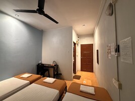 标准三人房, 3 张单人床 | 办公桌、熨斗/熨板、床单