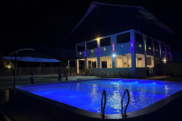 Una piscina al aire libre