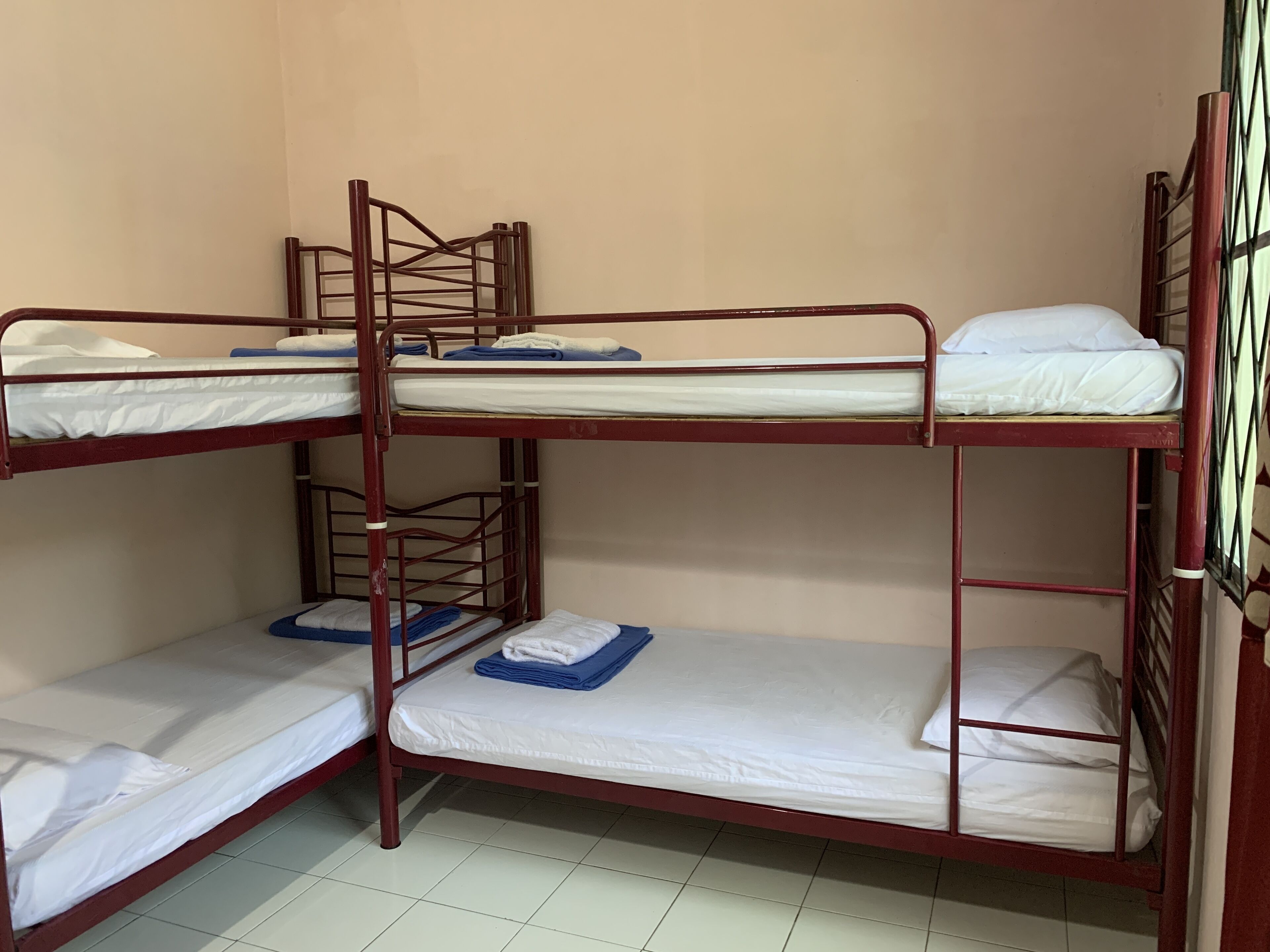Une chambre avec un lit superposé à trois niveaux.