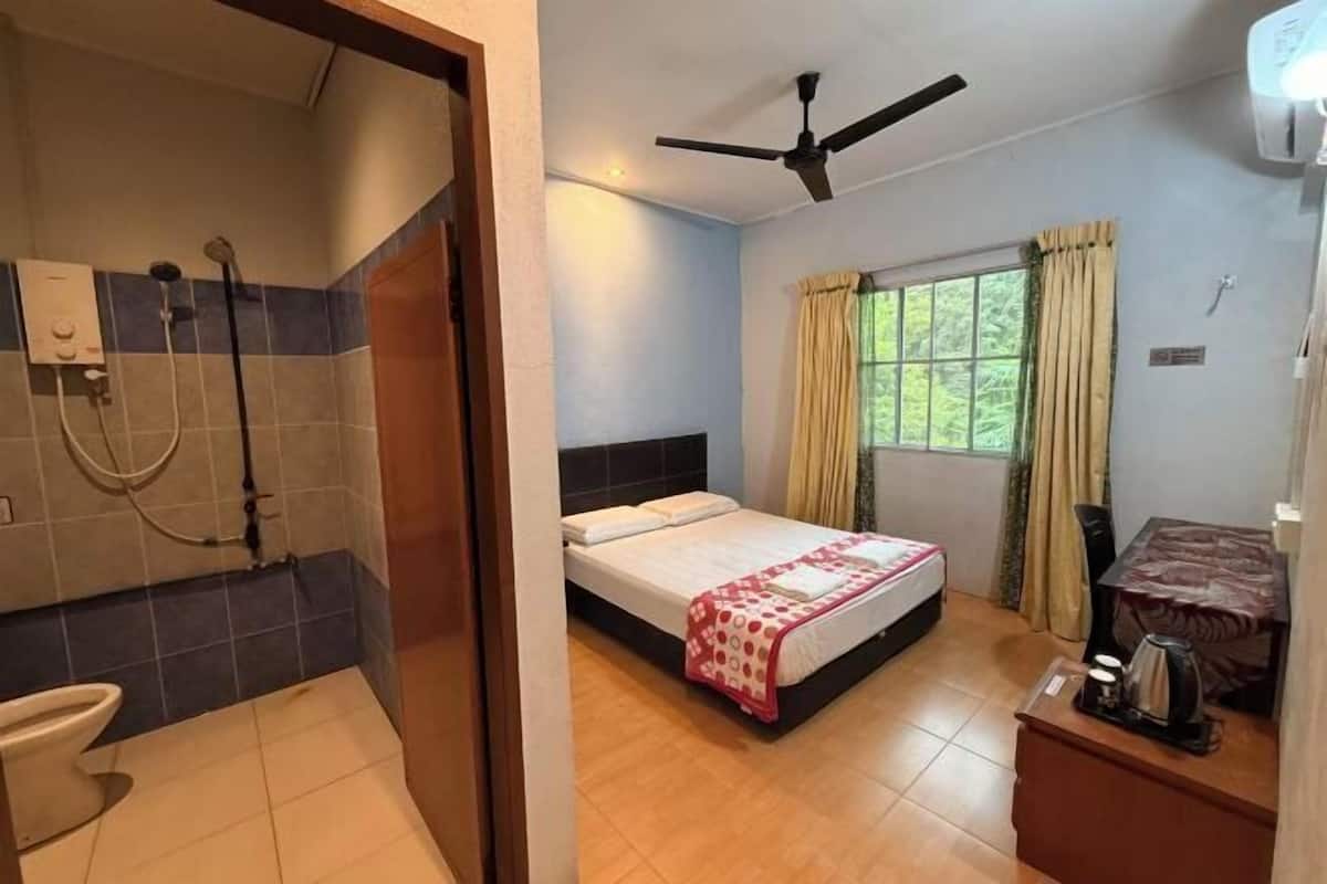 Desk, iron/ironing board (on request), bed sheets