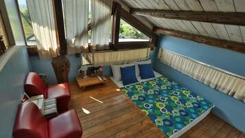 Blackout curtains, soundproofing, free WiFi