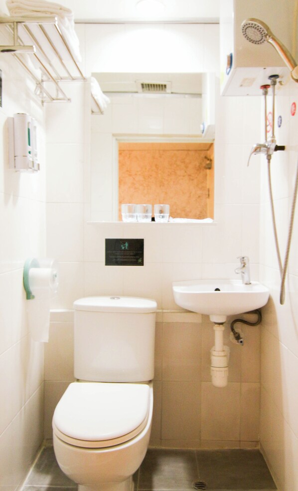Shower, rainfall showerhead, hair dryer, slippers - Cozy Inn Jordan Station (Kowloon)