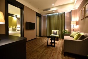 Business Suite  | Premium bedding, desk, blackout drapes, soundproofing