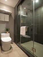 豪华双床房-下午茶套餐 | 浴室 | 免费洗浴用品、吹风机、浴袍、拖鞋