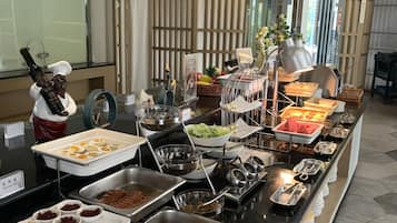 Daily buffet breakfast (CNY 48 per person)