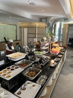 Daily buffet breakfast (CNY 48 per person)